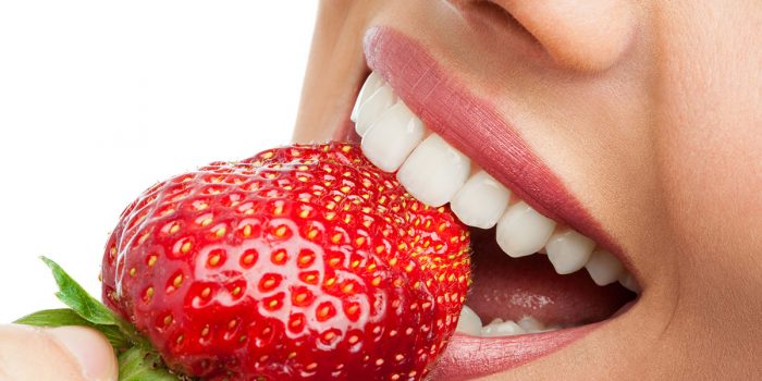 ¿Qué causa la decoloración de los dientes?